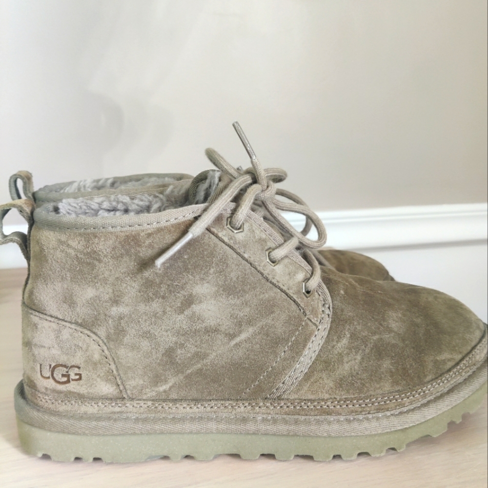 Women's Size 8 Green UGG Chukkas